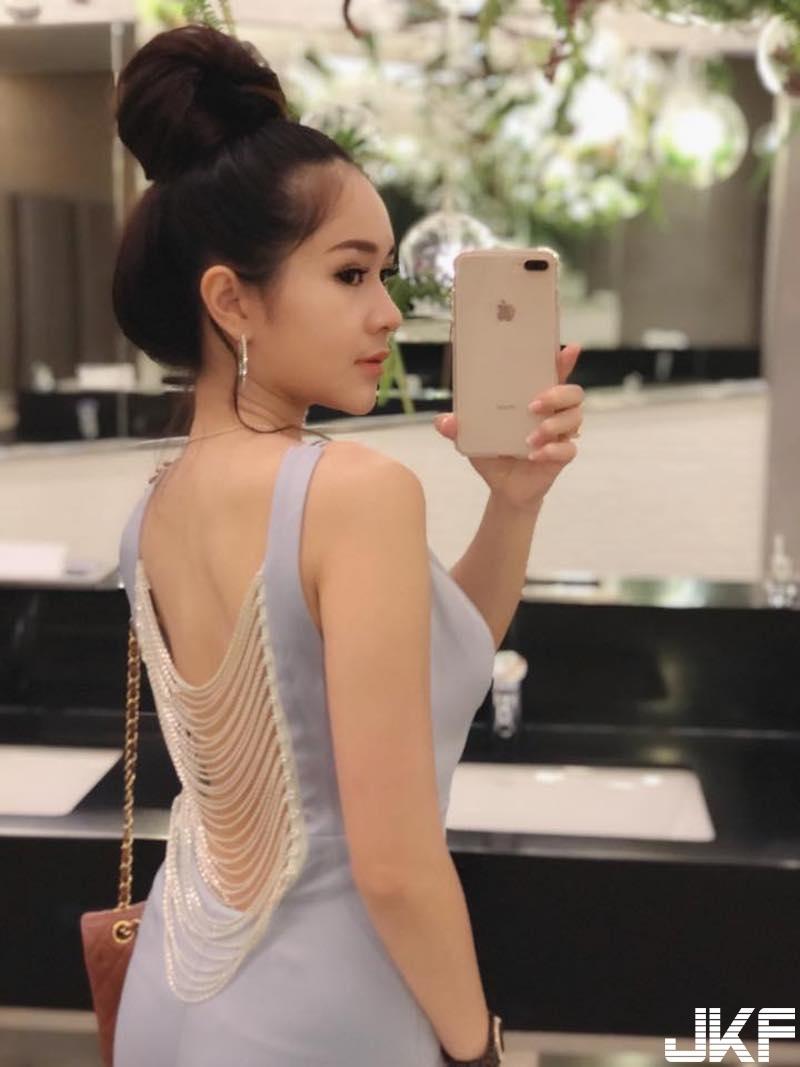 肩带又掉啦！「丰满大奶妹」随时随地都在爆乳！「白皙美背」也是大杀器！(7)