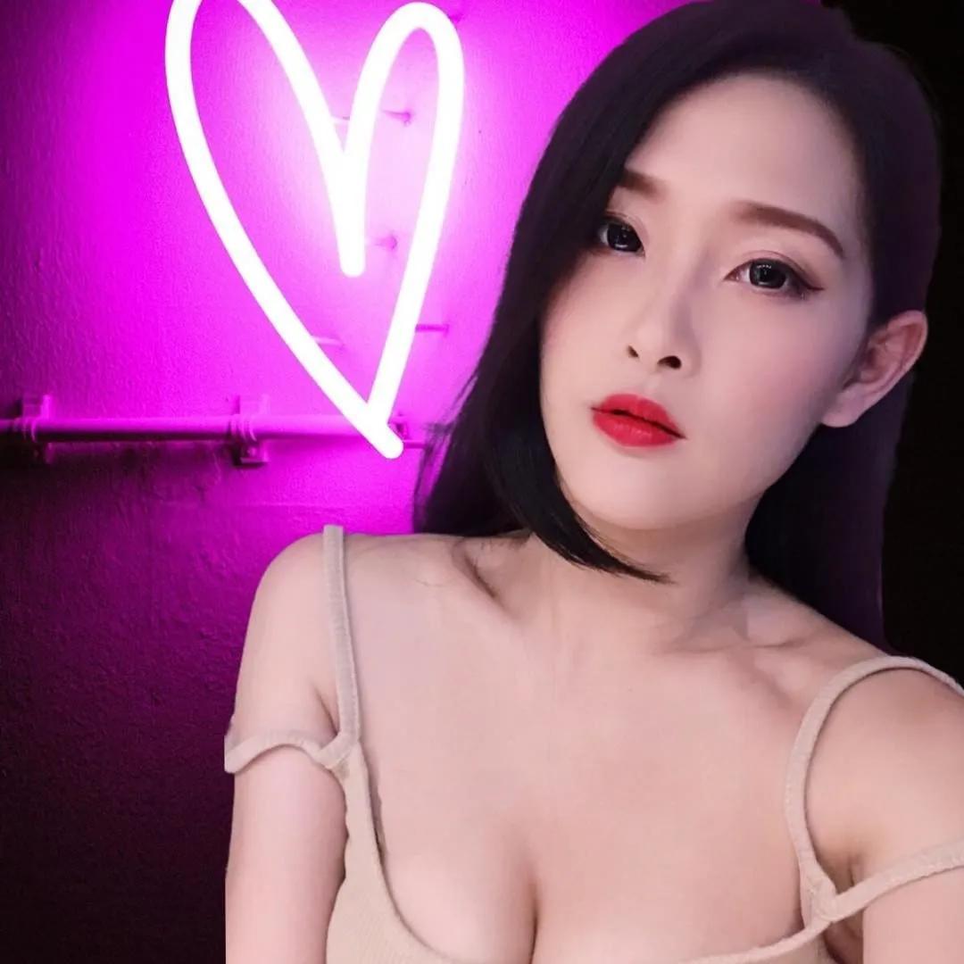 到底多饿？钢管辣妹安安性感扭臀「边摇边吃」　搞怪影片引发网友疯传-小湿妹图(8)