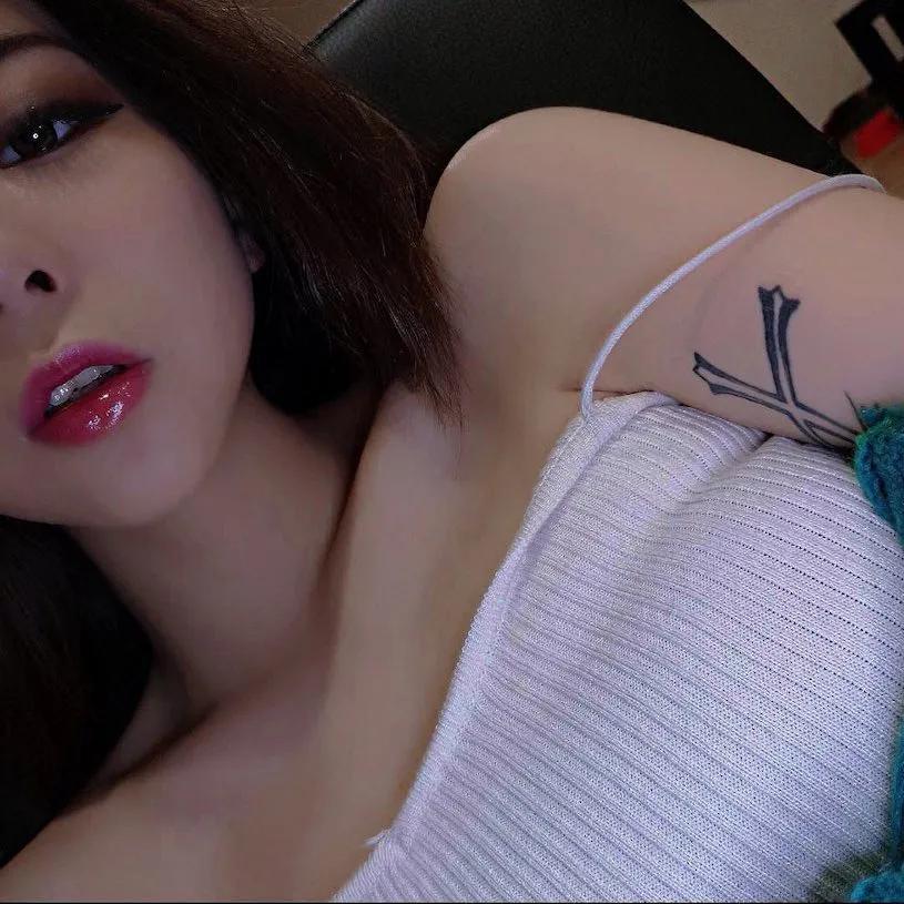 正妹体雕师「程心」身材好杀呀，「性感爆乳装」有够勾人！(13)