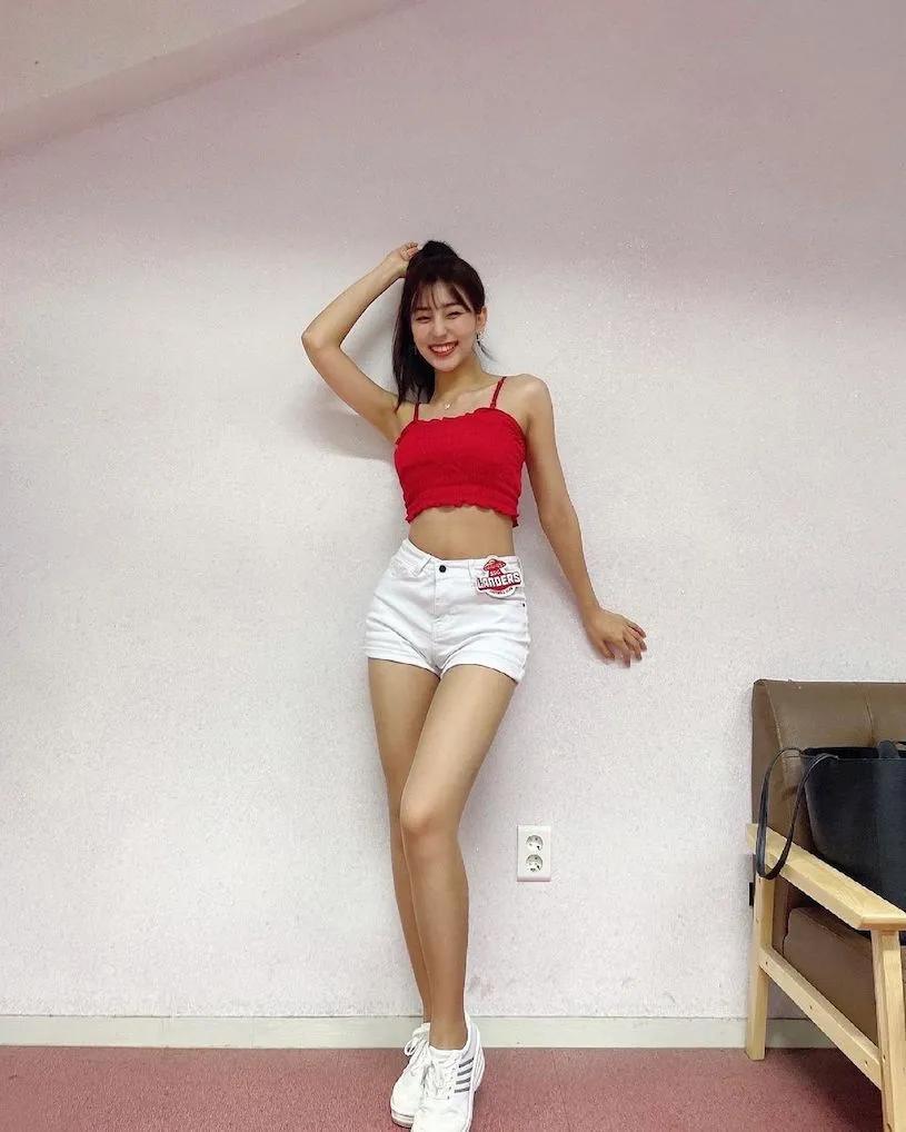 航空系「啦啦队正妹」颜值好高，「性感S曲线」观众都说赞！(15)