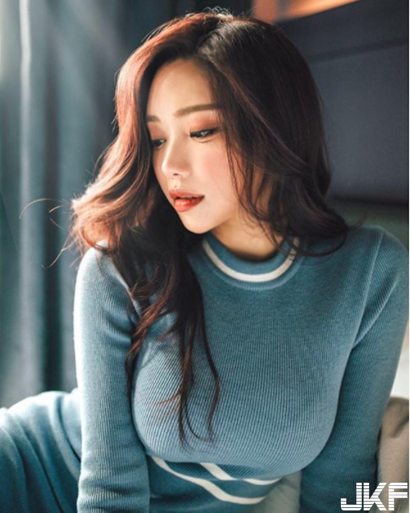 「低胸爆奶妹」在家吃披萨！胸前「巨大乳球」超占空间！光看就又饱又撑！-小湿妹图(6)