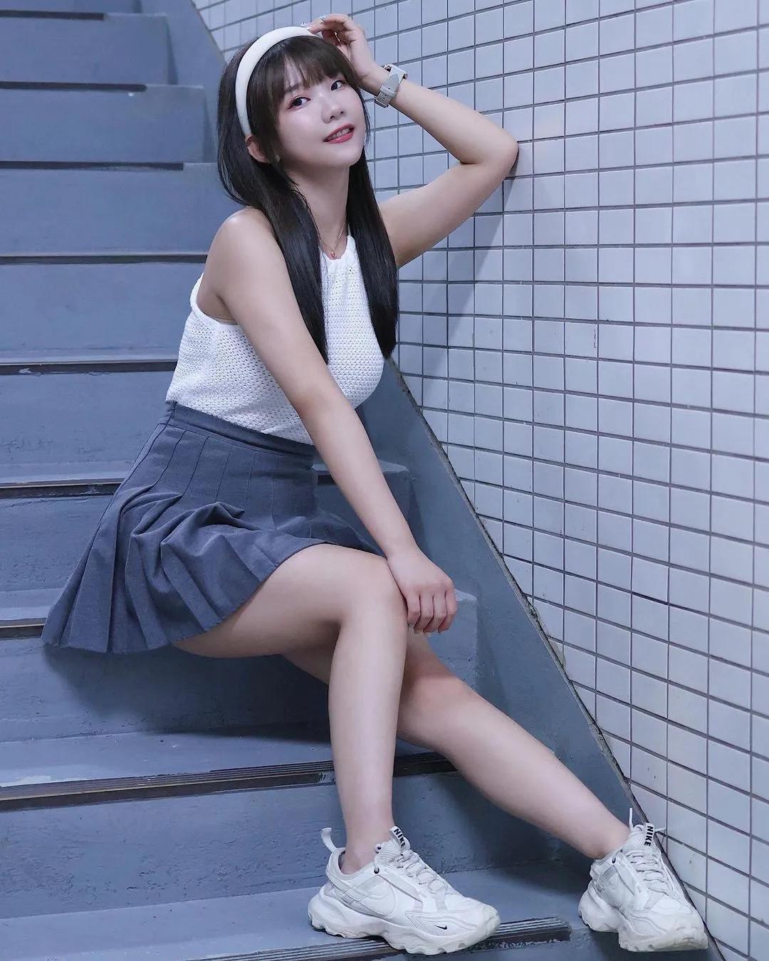 甜美萌妹「奶昔」胸前两颗巨大圆乳量有够猖狂 看了都受不了(18)