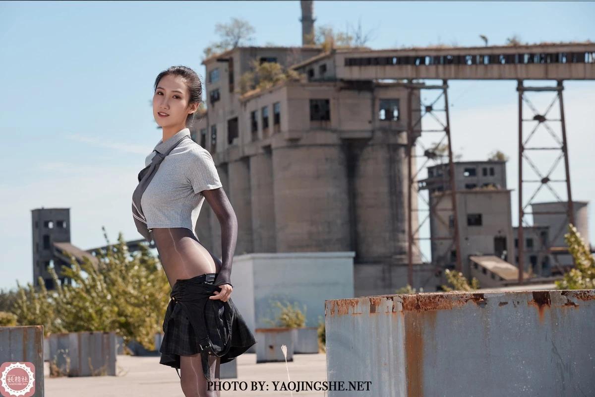 [妖精社]T2118_嫩模思文陽光照耀主題戶外真空連體黑絲襪秀火辣身材誘惑寫真69P(33)