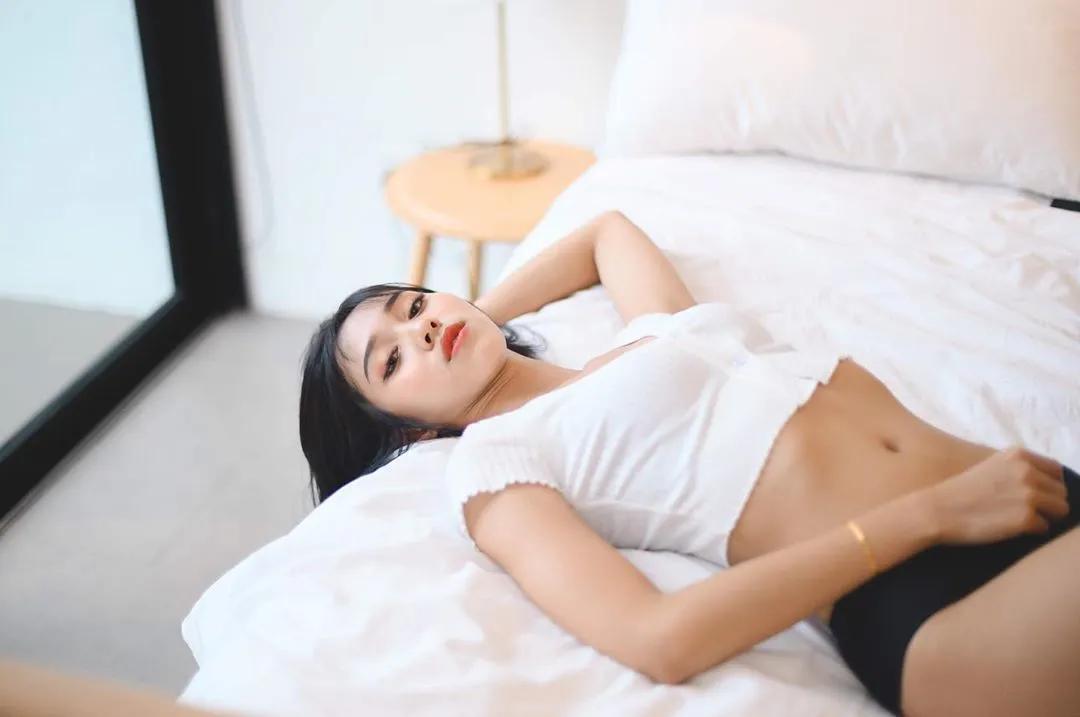 居家内用！慵懒系尤物「Tracia Lim」回眸电眼送两粒，撩人姿态让人理智再也接不上！(6)