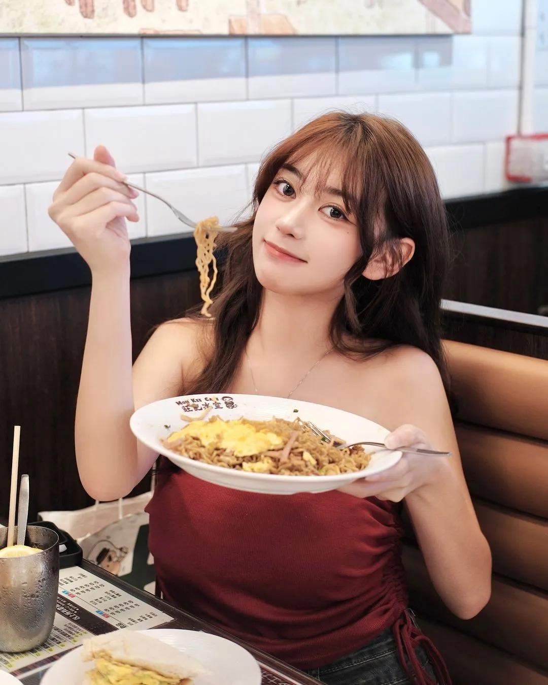 「以涵」邪恶饱满胸器画面逼死人 好热好养眼(2)