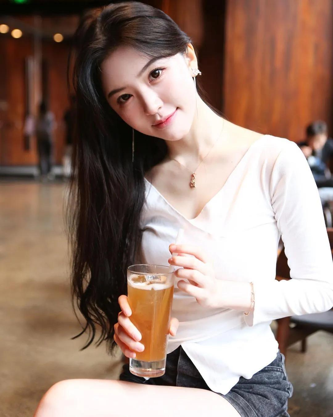 天菜级正妹「张安琪」解放诱人乳量.....身体线条不得了(8)