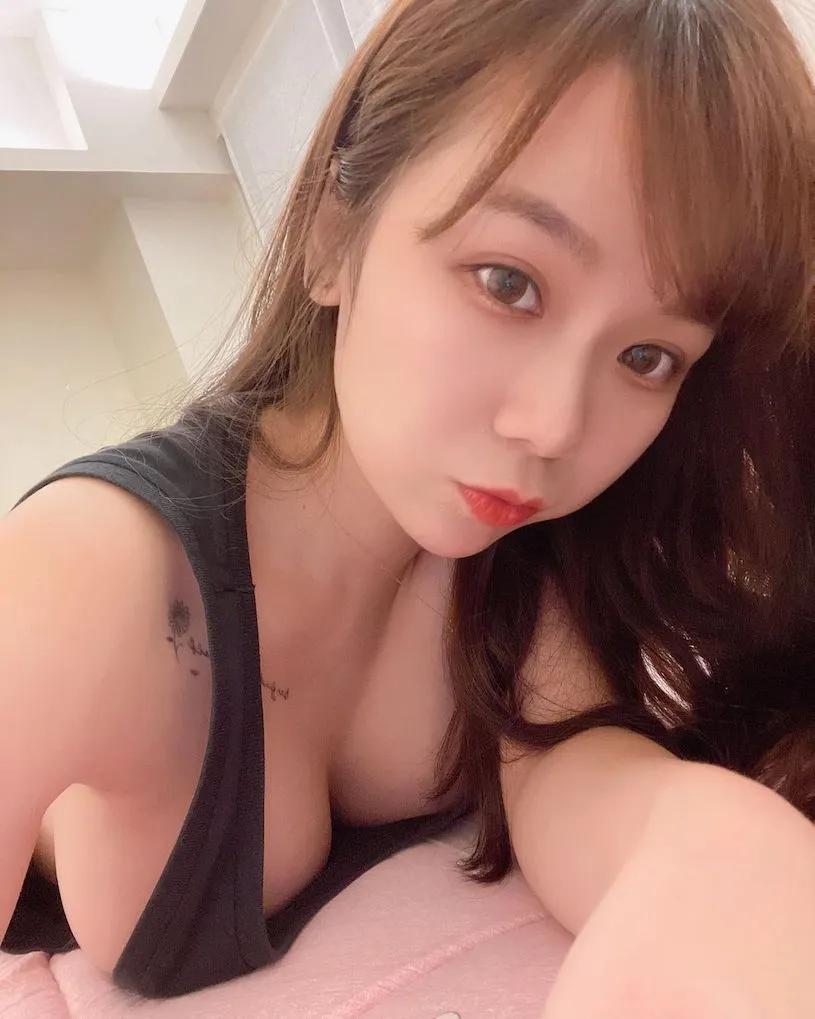 超凶正妹「自拍辣照乳量太强」，「浑圆凶器」视觉超震撼！(4)