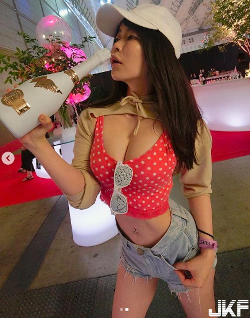 V的最大极限！巨乳网美「比基尼开到腰」，一言不合就露奶丰满双球完全挡不住！(13)