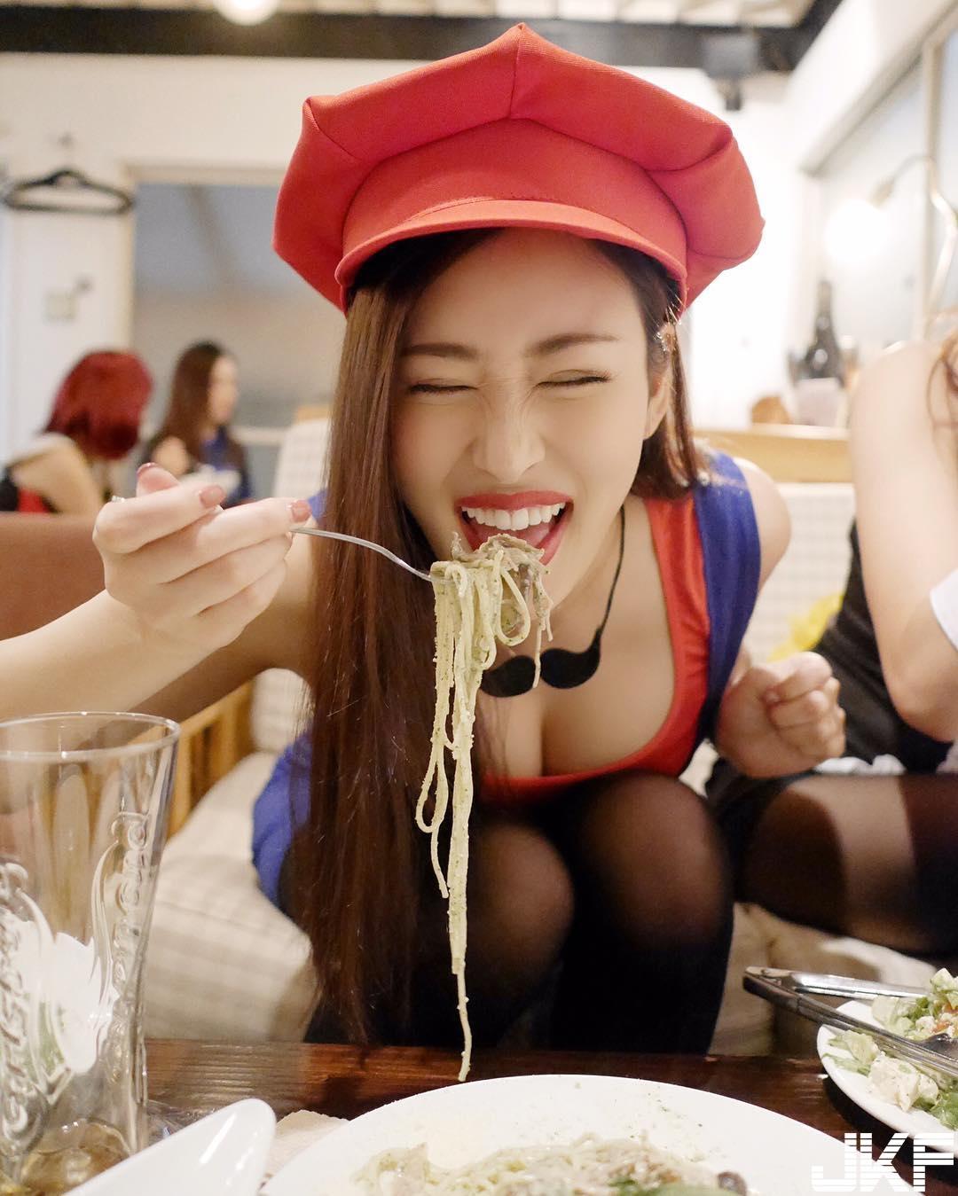 极品混血妹「丰满巨乳」快把泳衣绑带撑断！浑圆奶球快冲破防线掉出来！(12)