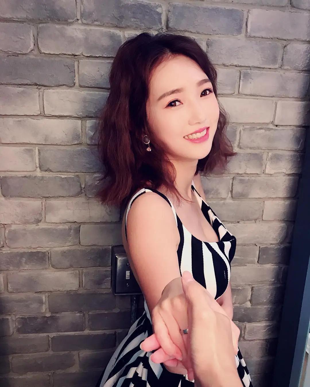 「林衣苹」白嫩美腿逼疯足控！「性感S曲线」+强大事业线」威力好猛烈！(22)