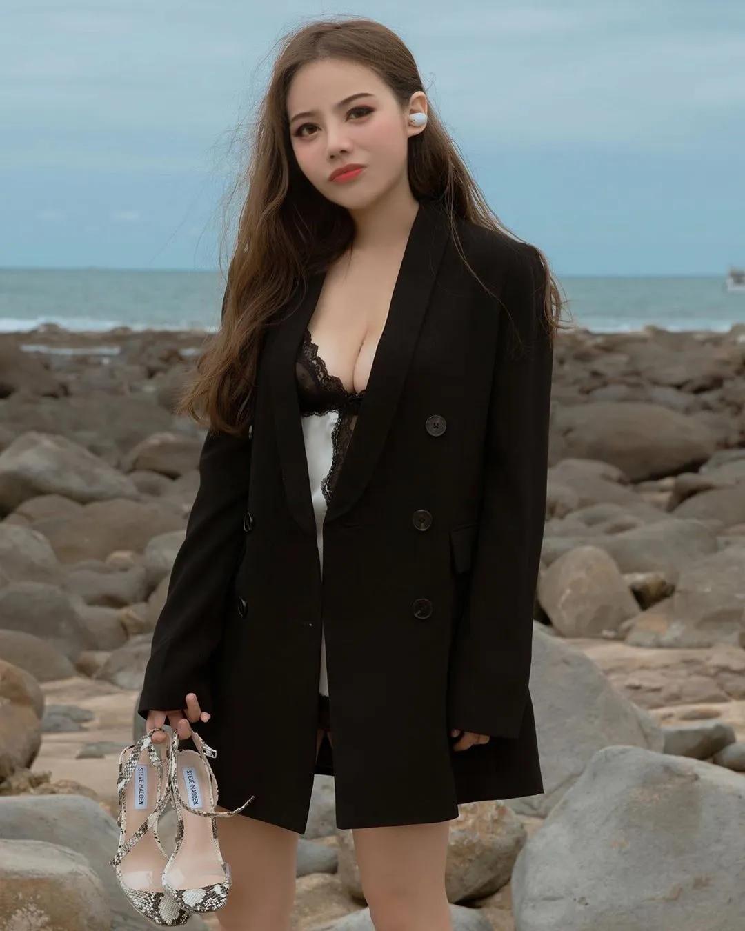 Queena湘涵莙莙 巨乳搭上小蛮腰 这样谁受得了(7)