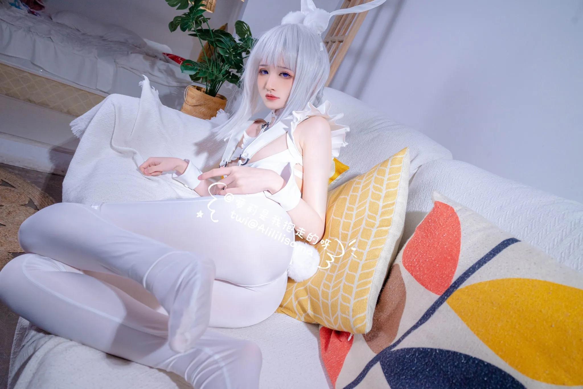 正妹Coser萌属性破表　顶著可爱无敌颜却邪恶使坏…画面直接撩爆～(28)