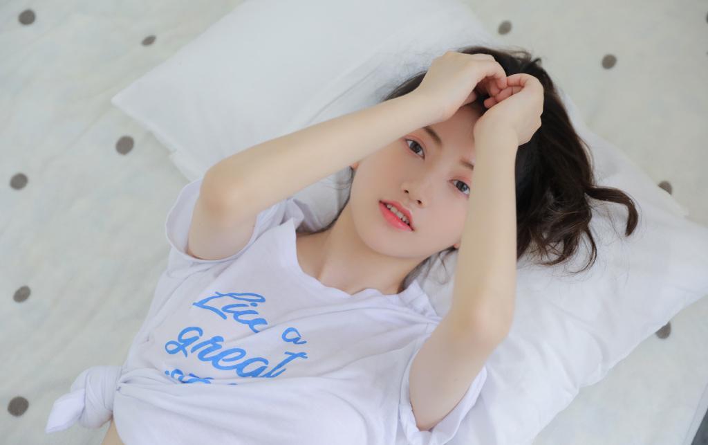 小蛮腰美女性感长腿撩人清新写真(7)