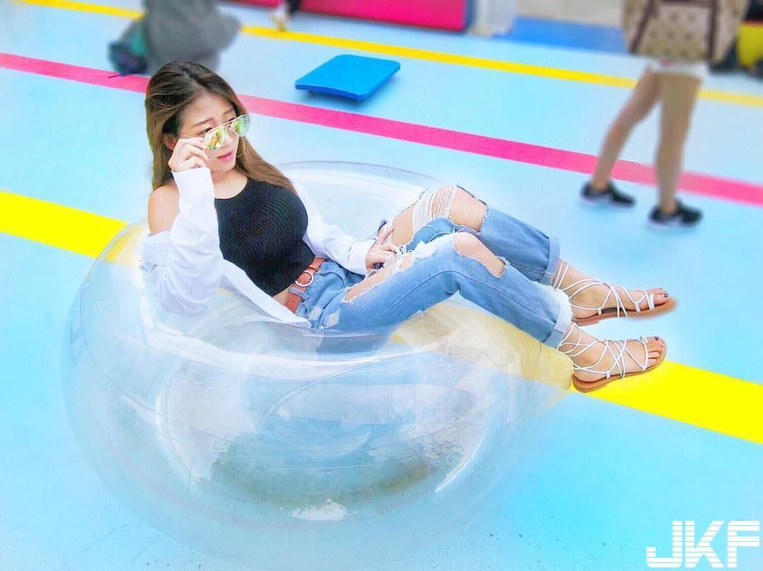 营养都吃到胸部去！甜美正妹巨乳溢出比基尼　大份量「奶半球」探头见客！-小湿妹图(4)