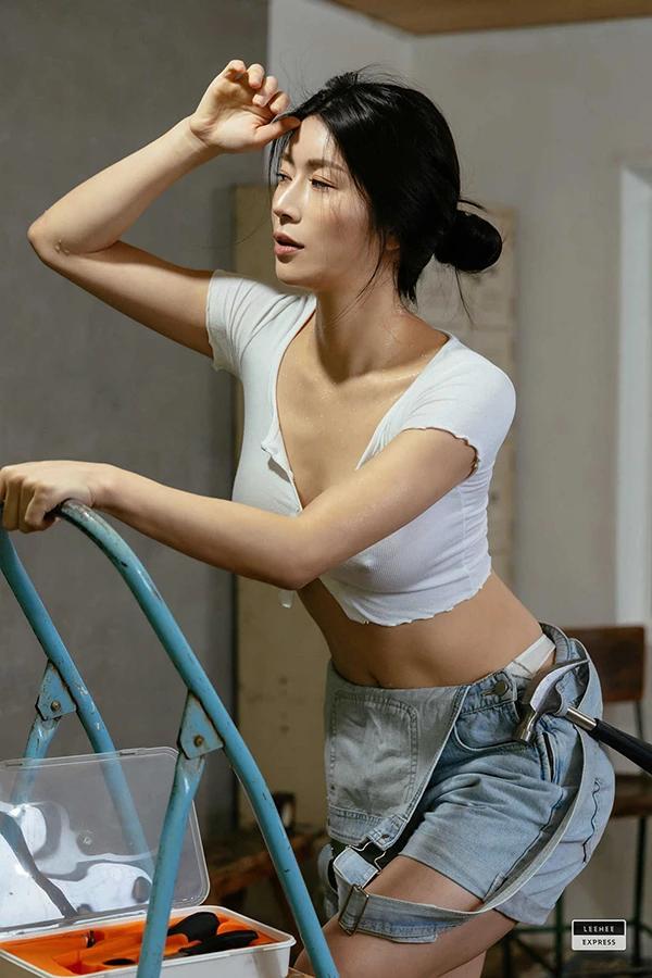 爱运动的颜值美女Min.E火辣的修理工背带裤诱惑(26)