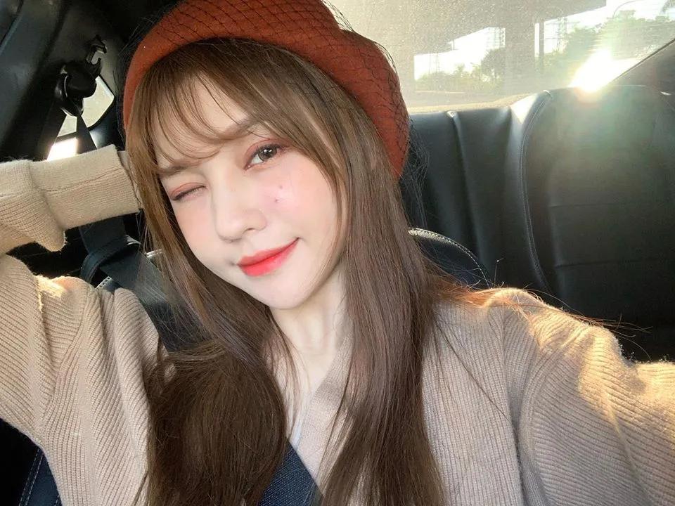 户外到处拉筋！甜美短裙妹「班比」超长美腿大方展现，白皙大腿筋都跑出来啦！(19)