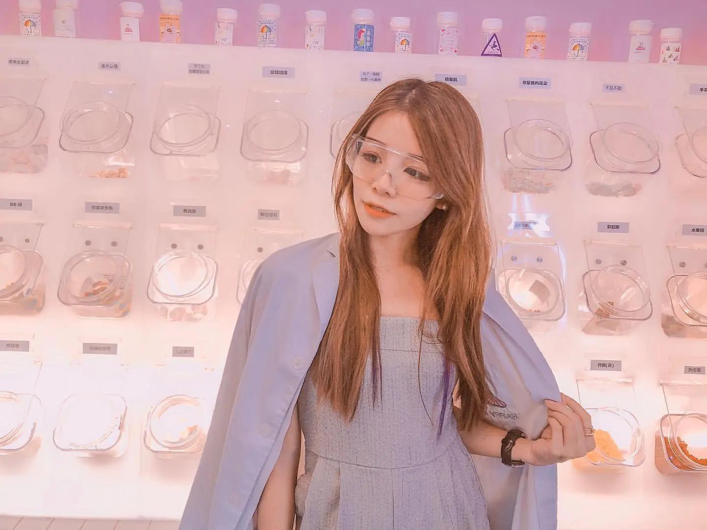 撩人姿势露深沟 满满美乳辣照逼死谁 Abbie艾(10)