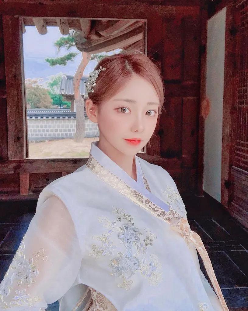 粉色芒草前的「短发梦幻正妹」，「低胸小背心打扮」很有看点！-小湿妹图