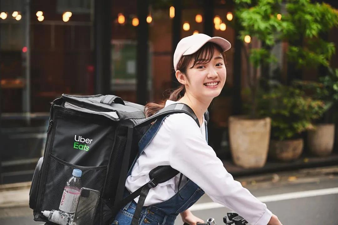 日本的外送也很正！超甜美Uber Eats「正妹外送员」骑脚踏车送餐到家-小湿妹图(5)