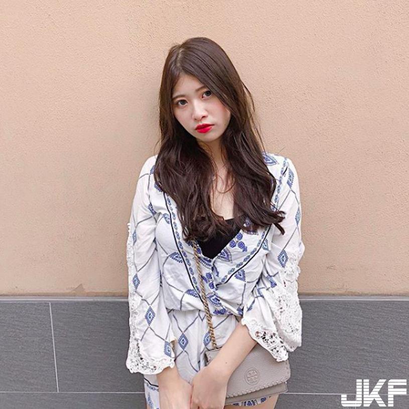 沙滩上惊见「超凶辣妹」，极品事业线让人狂偷瞄！-小湿妹图(13)