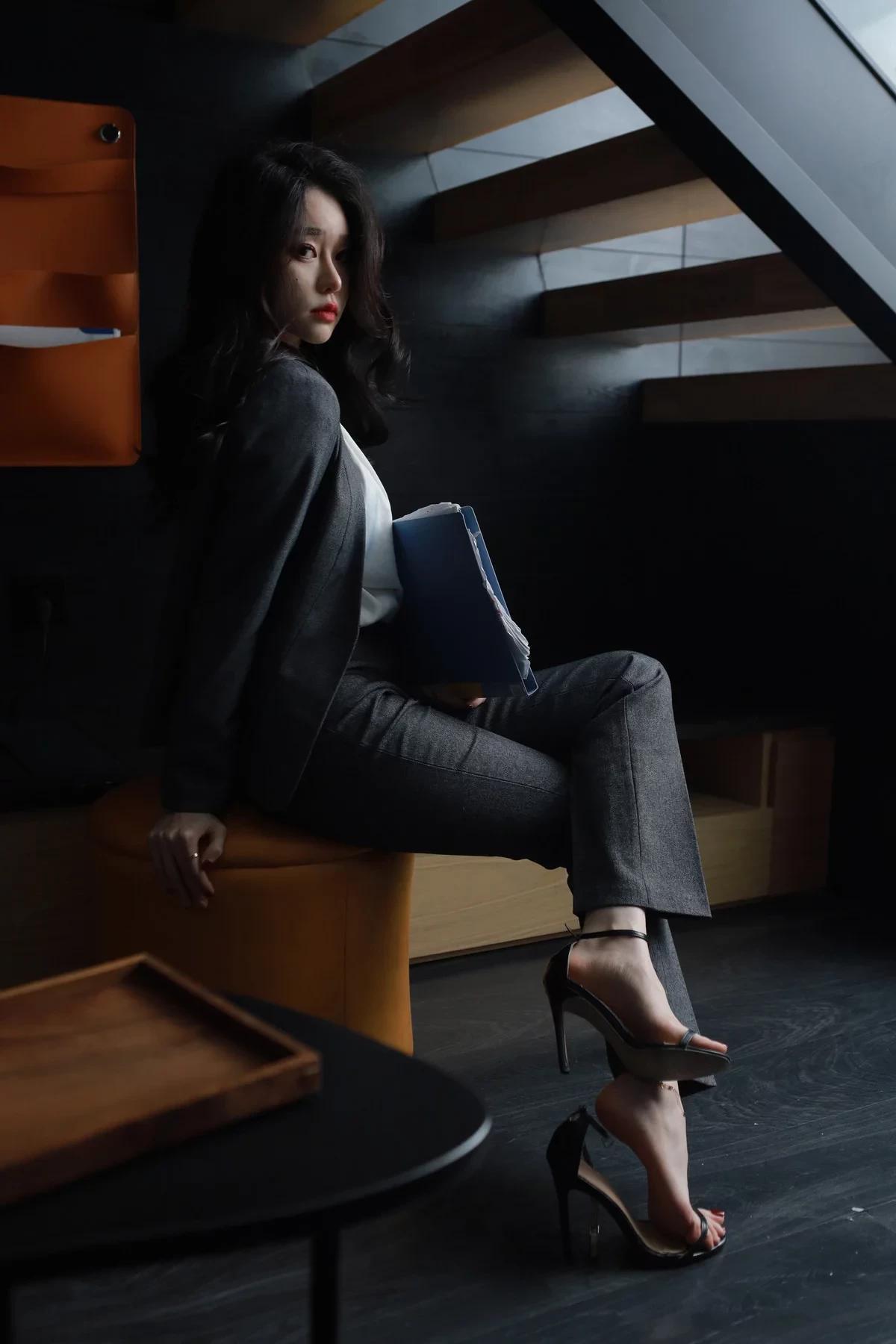 網絡美女SIA不吃魚看過的都知道主題辦公室性感灰色OL套裝配涼高跟秀玉足迷人寫真99P(29)