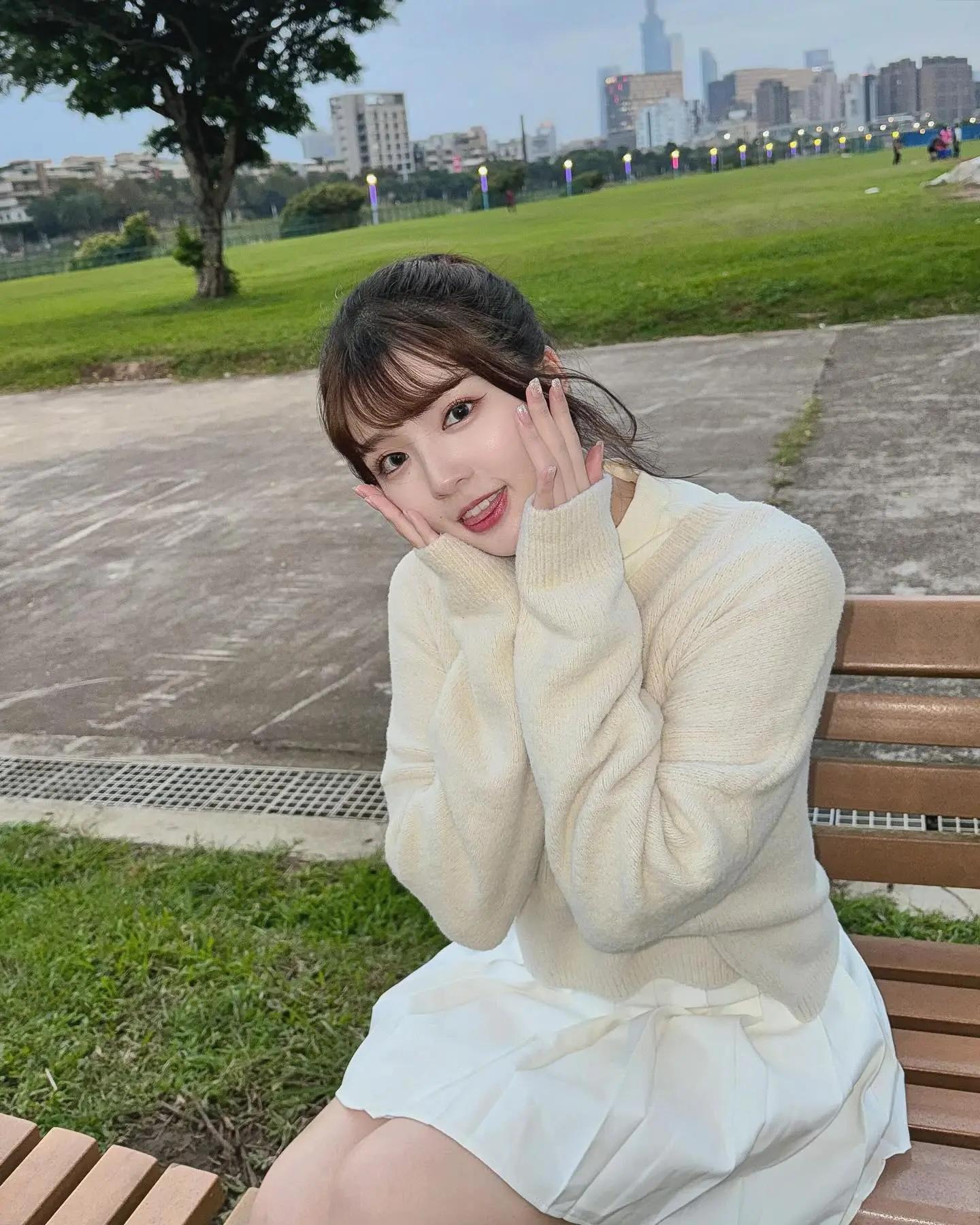 精灵系女孩「鼎惠Venus」浑圆美胸白又大快蹦出 有够凶猛(18)