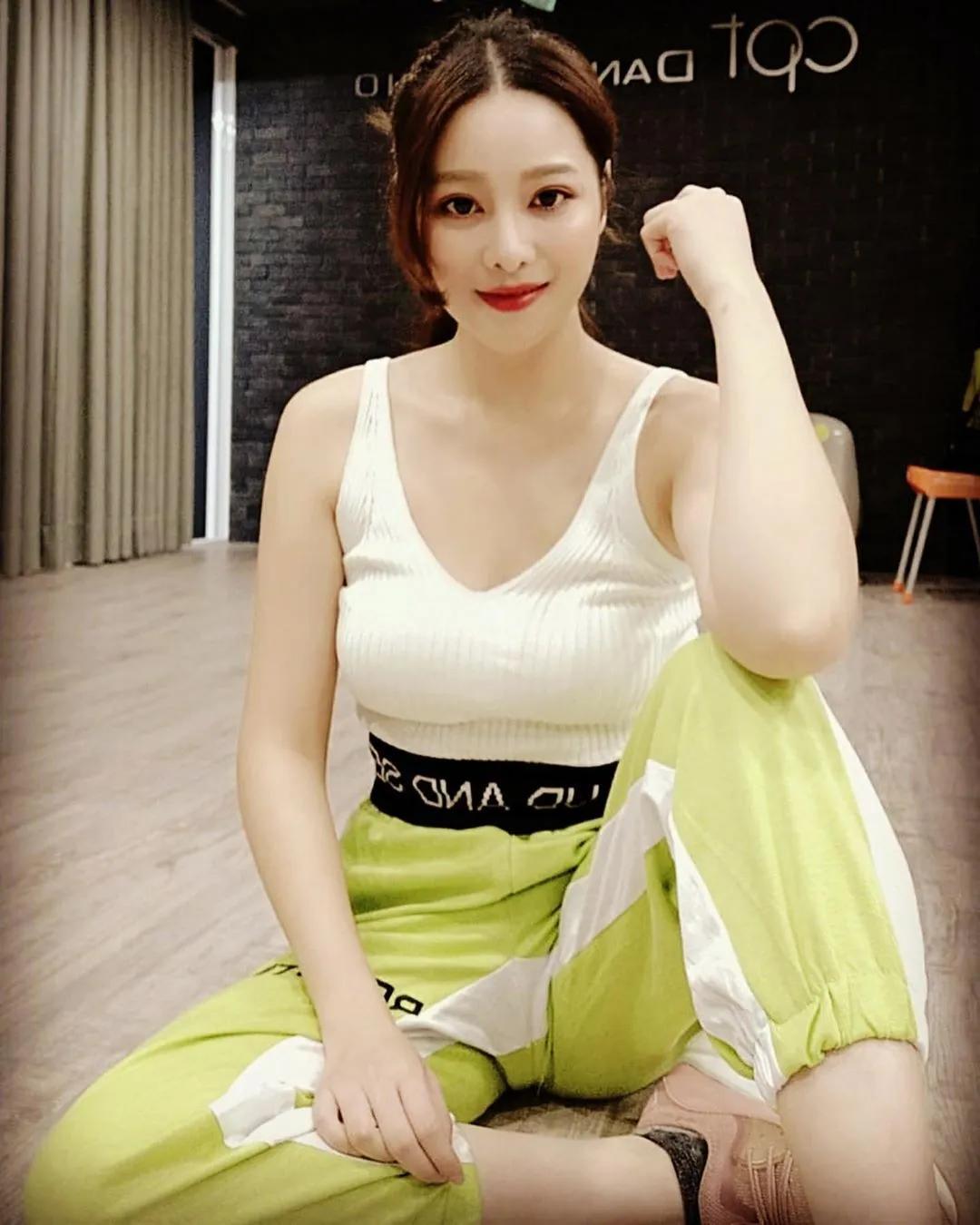 全国都躁动了！「薰薰」青天白日下的猖狂美体，丰满圆润的美乳让台湾人民都引以为傲！(12)