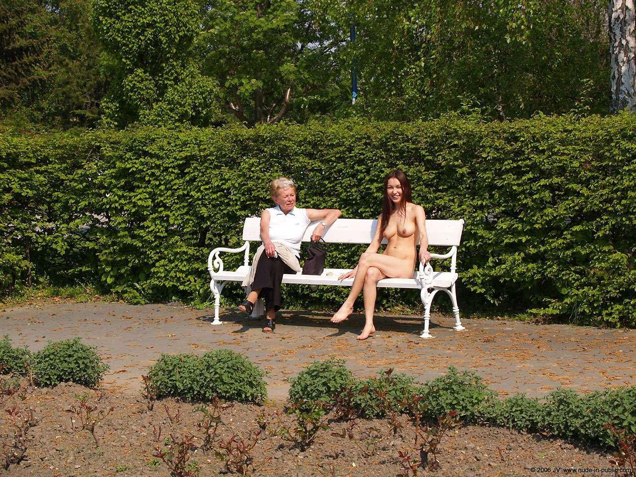 蒙古模特Agnes市中心公园全裸穿行(186)