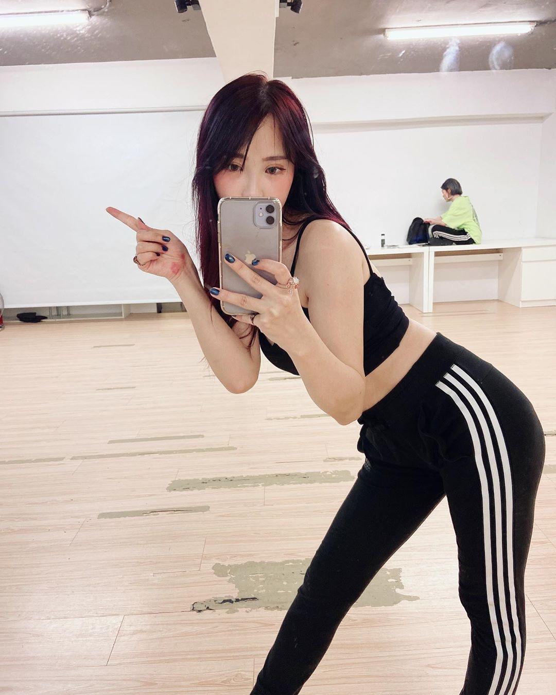 看来这位美女姐姐还没长大 咪妃(11)