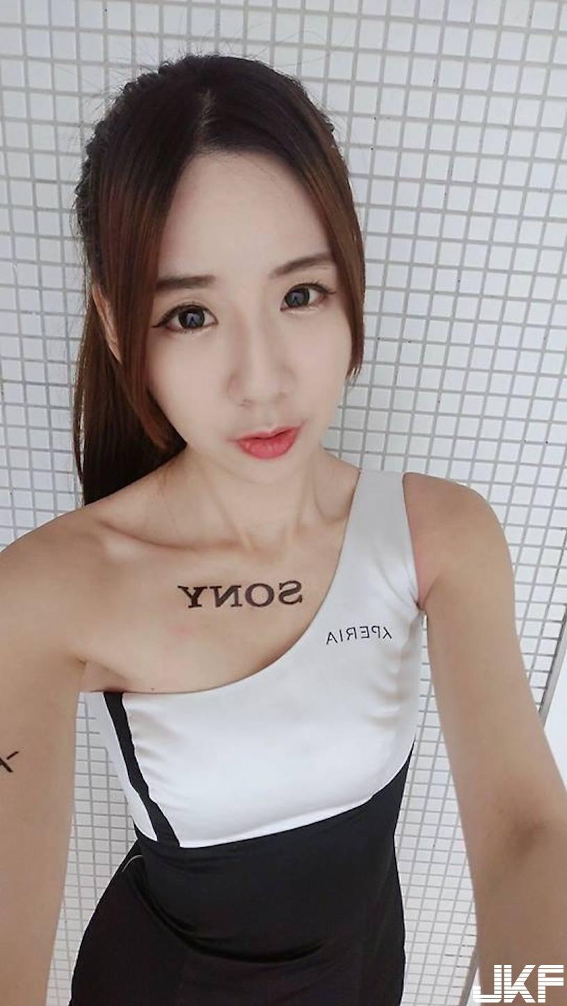 正妹蒋摸摸穿白上衣「视觉惊人」，「雄厚实力」发育越来越好了！(8)