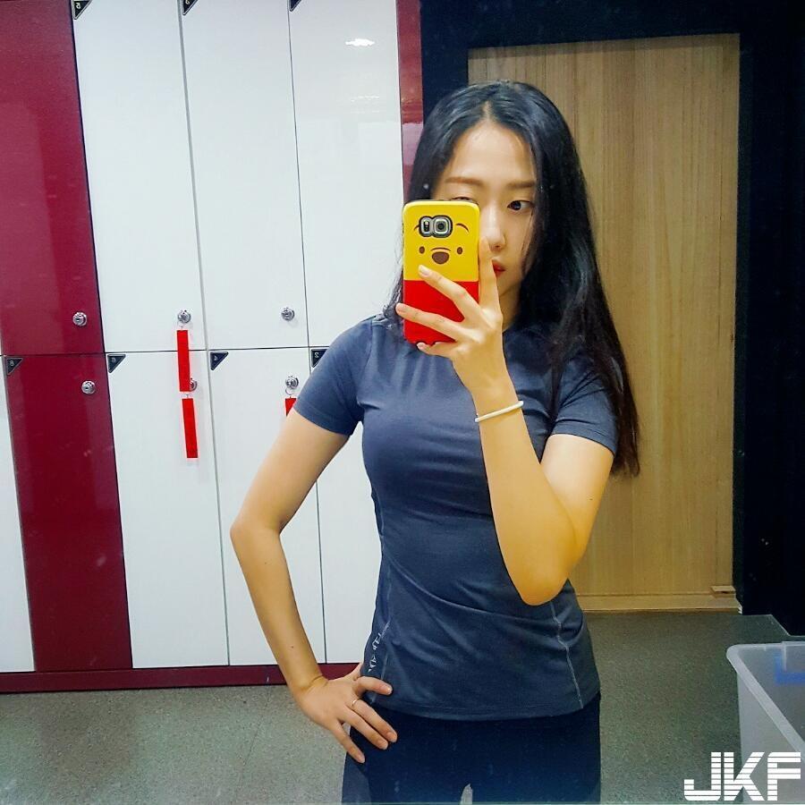 「钢管女郎」空中挑战下劈一字马！一双逆天长腿横扫天下，S身段曲线乍现！-小湿妹图(4)