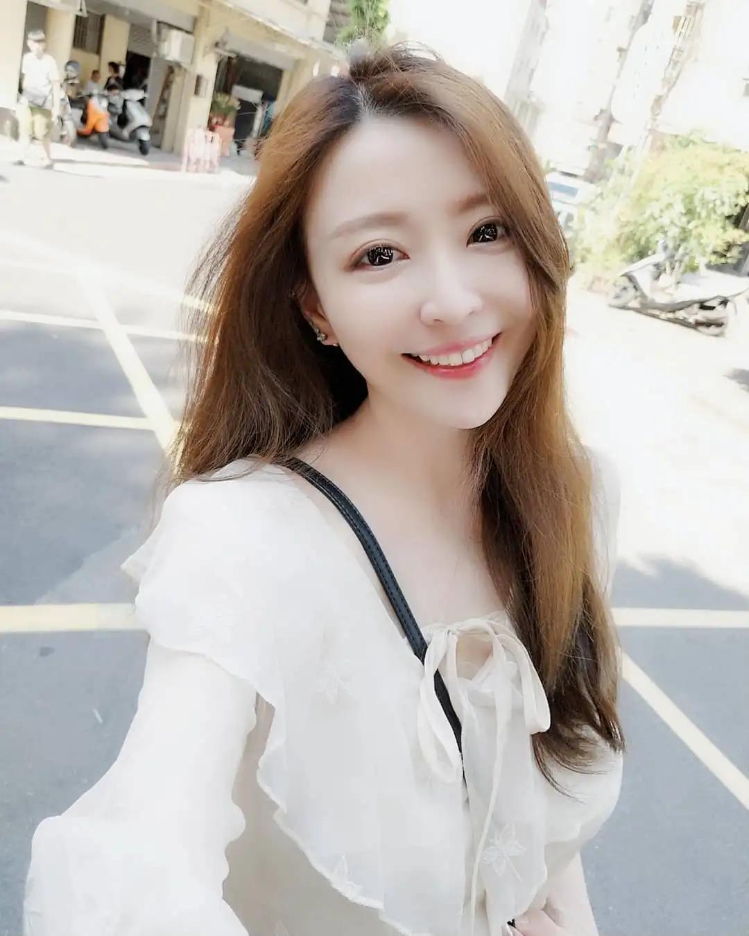 视角太邪恶！超正腿模「倪千凌Lucy」水汪电眼气质甜美，傲人曲线比新车还抢眼！-小湿妹图(18)