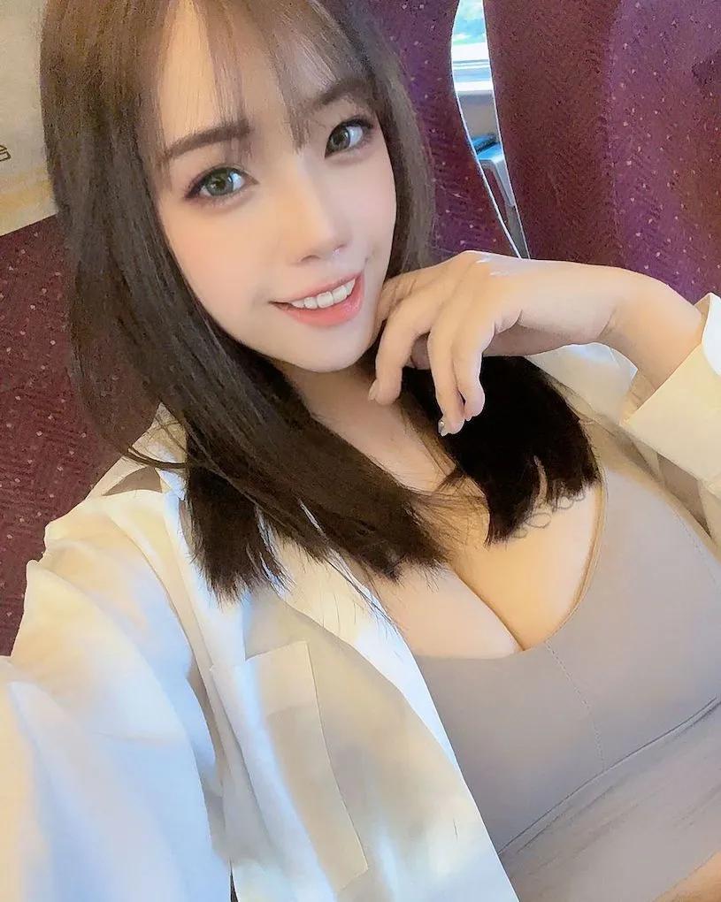 喝星巴克的低胸装正妹「葆葆」，「细长美腿」电晕客人了！-小湿妹图(2)