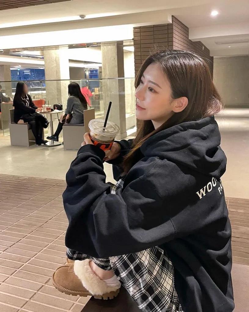 制服正妹「爬山时胸型好明显」，「丰满车头灯」获粉丝狂赞！-小湿妹图