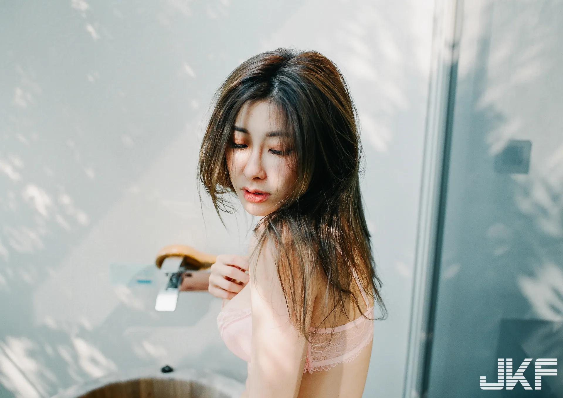 顶级高颜值天菜正妹「蔡旻君」美胸出水画面极致挑逗，情欲氛围无敌诱人！(52)