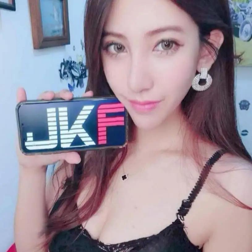 正妹直播主「艺心 Yumi」超性感眼神杀(5)