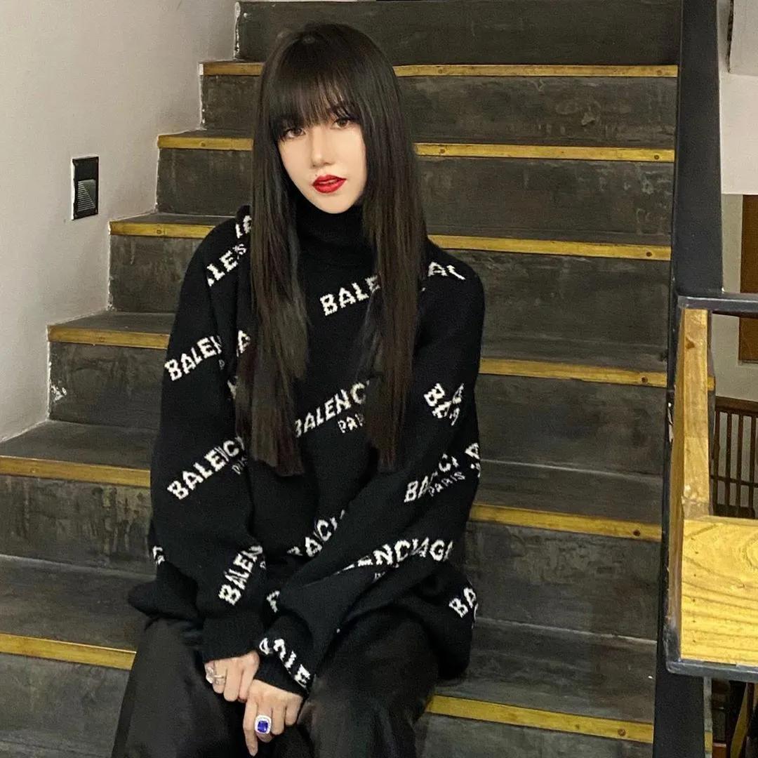 这位美女看的书 大概是无障碍书 呵 Laveina