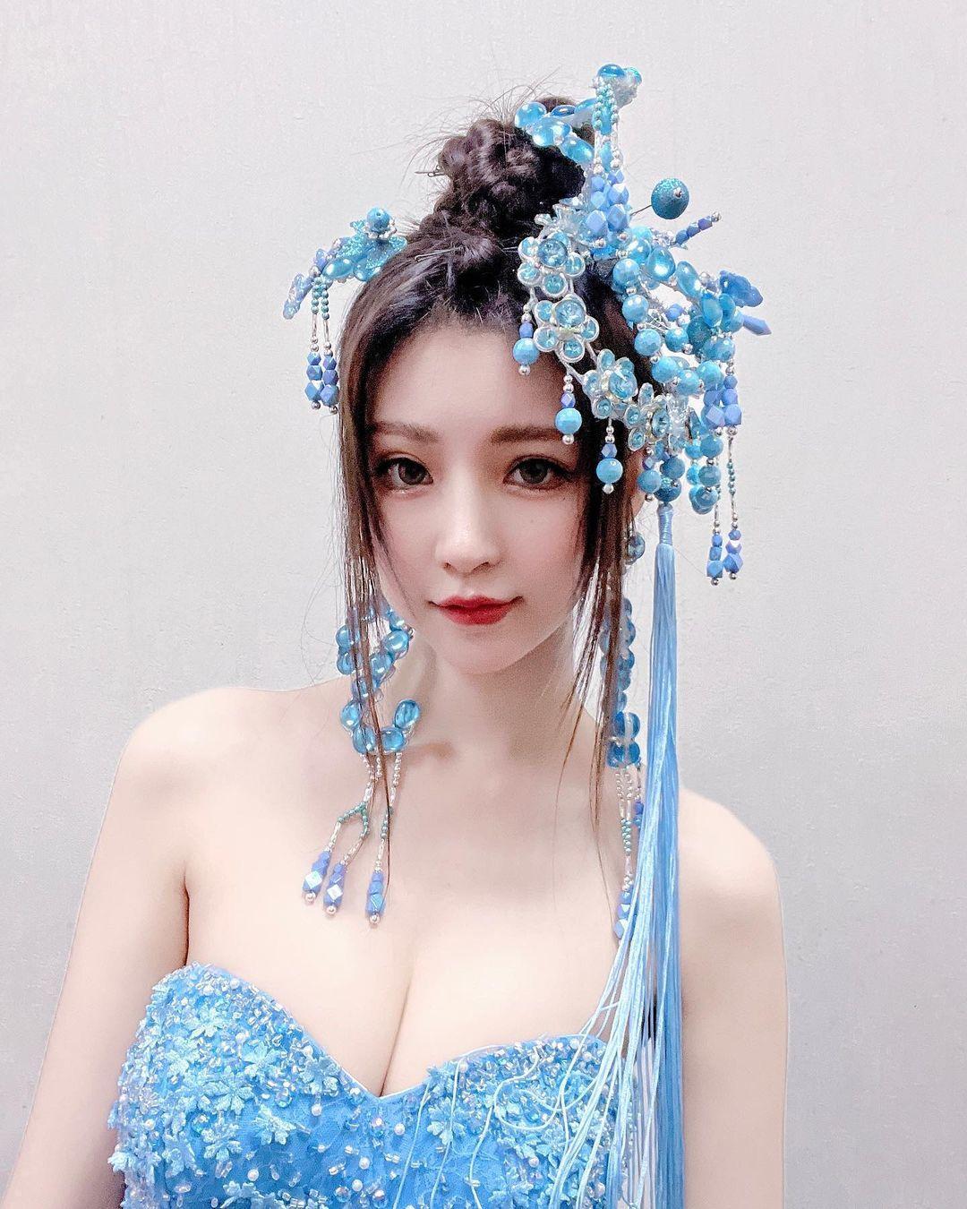 性感姐姐「小采瑄」养眼深沟也辣到极点啊！「特盛乳量」太嚣张！让人受不了！(8)