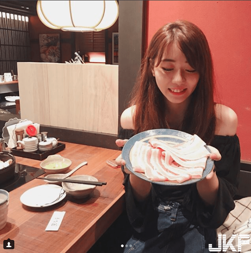 辣辣der！退役空姐的「美艳背影」好撩人！白皙肌肤＋修长美腿超极品！-小湿妹图(10)