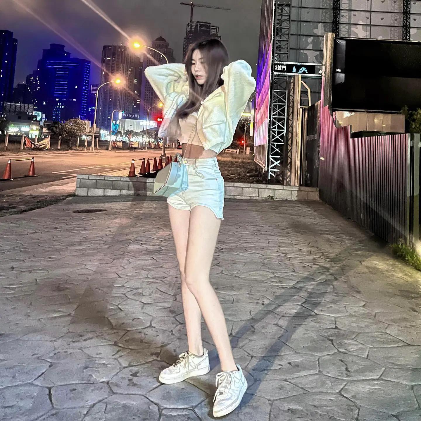 微露酥胸诱惑致命 「陈ɴ」气质苗条好身材(12)