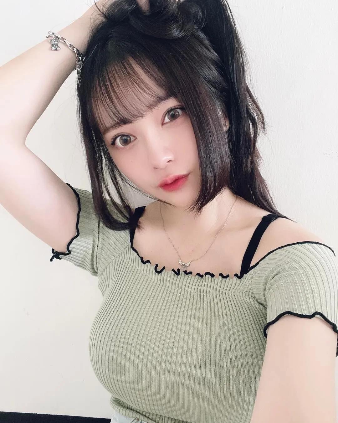 正妹「林涵」气质慵懒又温柔 魔鬼身材幅度好迷人(17)