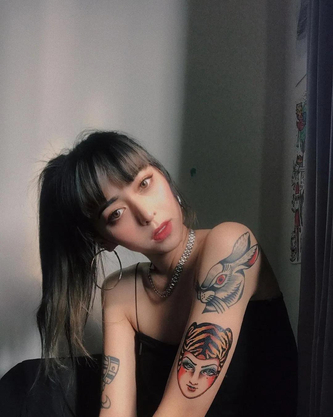 欠挑战！暗黑系帅妹「安琪」极致马甲逆天又性感，销魂电眼激发男粉征服欲！-小湿妹图(16)