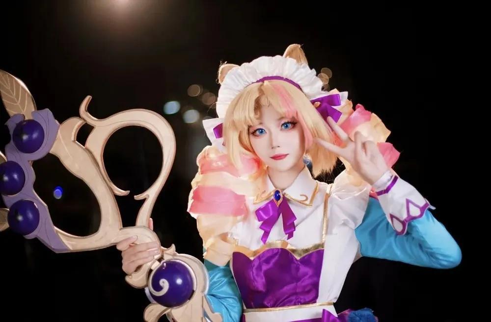 Cafe Cuties Gwen Cosplay