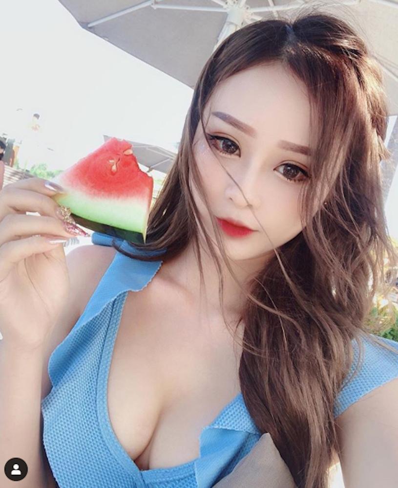 好甜！正妹Suki「露水滴奶吃西瓜」，「甜度爆表」美腿好消暑！-小湿妹图(2)