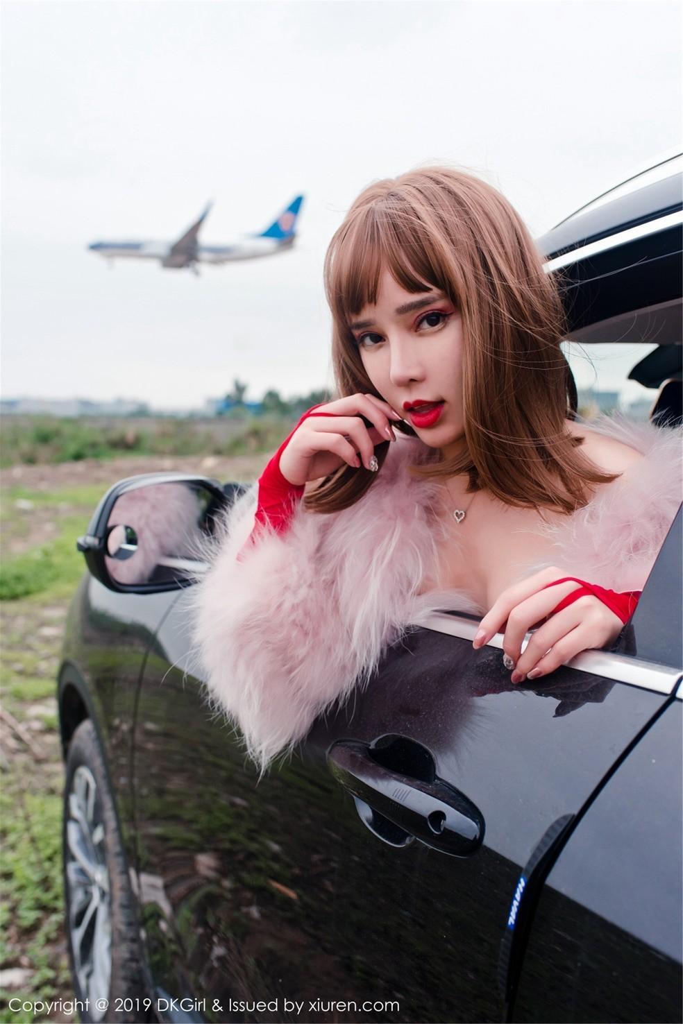 绝品车模郊外露出展现白嫩侧乳 艾小青(38)