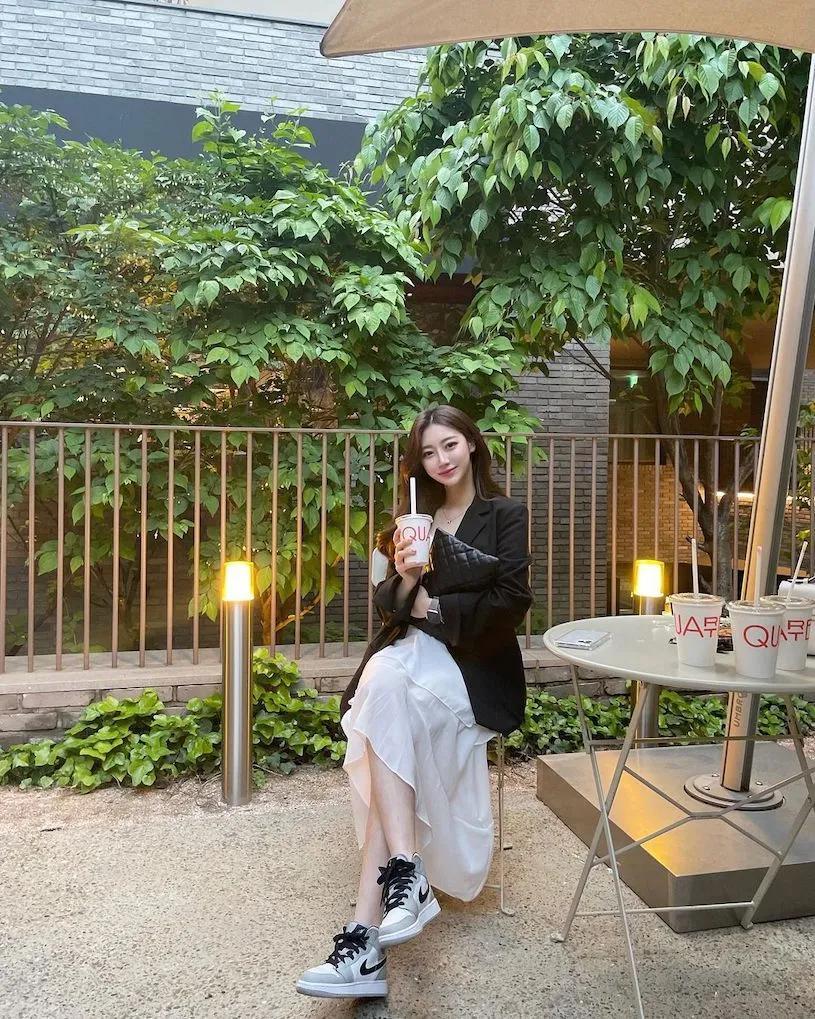 制服正妹「爬山时胸型好明显」，「丰满车头灯」获粉丝狂赞！-小湿妹图(13)