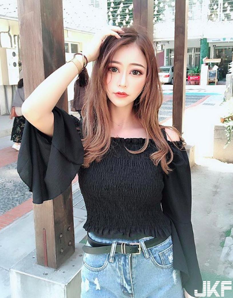 火辣女神「精致外表好逆天」，吃饭时「性感视角」立刻迷倒客人！-小湿妹图(4)