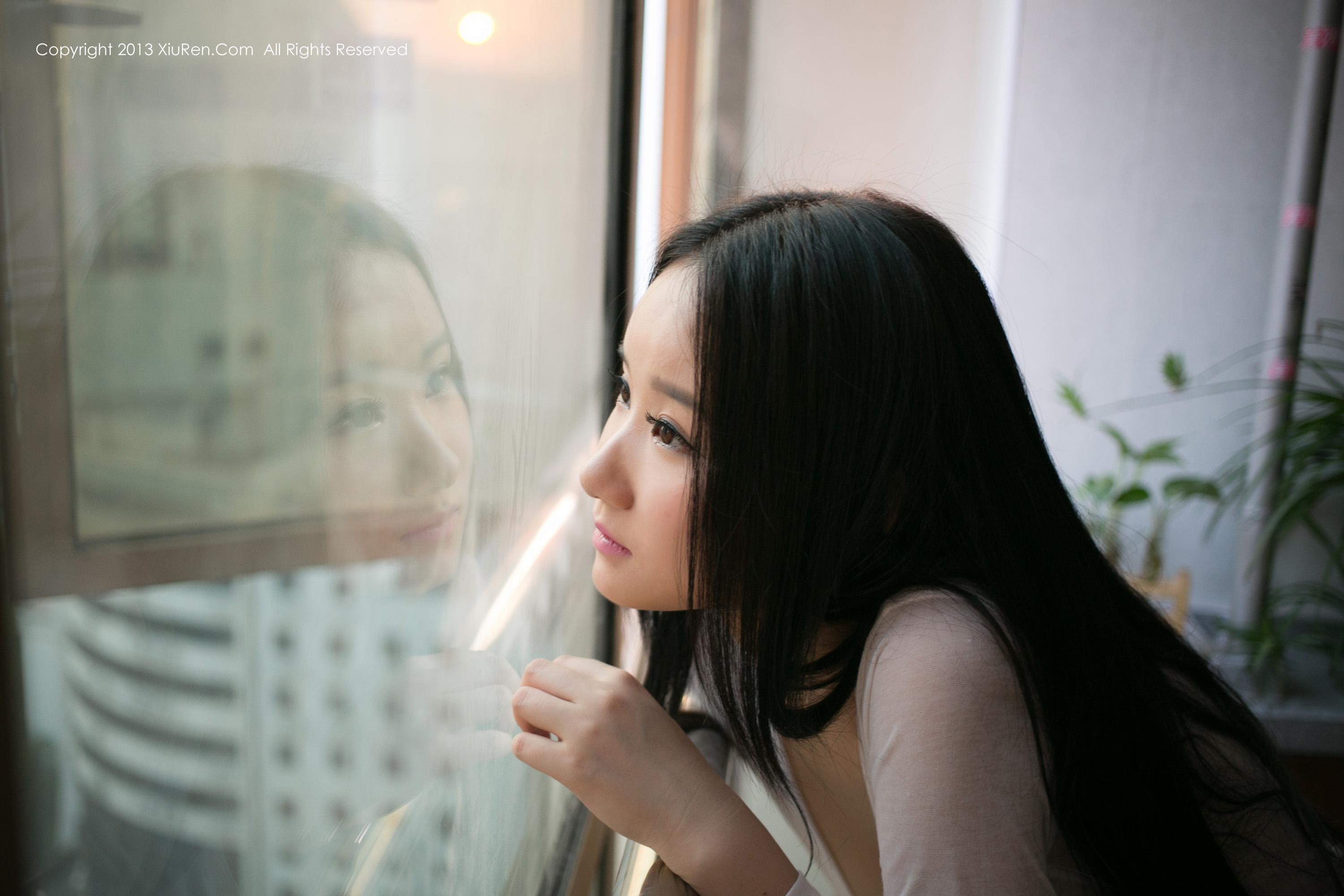 妹子「偷穿男友衬衫」拍性感照　扣子全开宣告「里面没穿」挑逗意味十足(9)