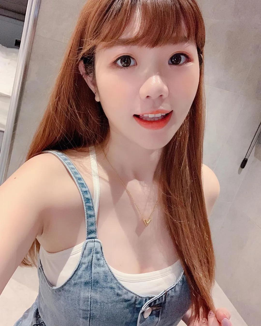 晴晴Remy ...超巨的size看傻眼：两只手都抓 不住(6)