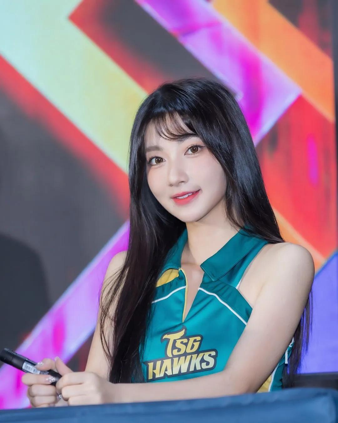 美女「一粒」拥有精致深邃的五官 清新脱俗的气质